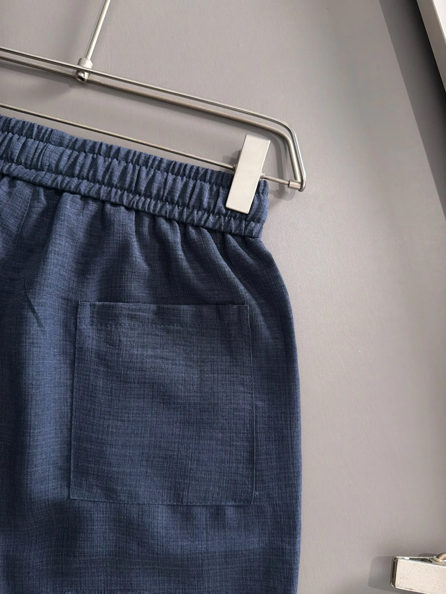 Burberry's 2026 spring and summer new shorts are made of imported Japanese Denim plain cotton, complete with three standards. The top stone-washed process makes the texture reach the old taste of the 1980s, soft, delicate and comfortable. The color has a modern and fashionable vicissitudes of life, and the upper body is Versatile fashionable! Light luxury, a must-have item for daily commuting! Sizes: M-5XL (please state your height and weight when placing an order)